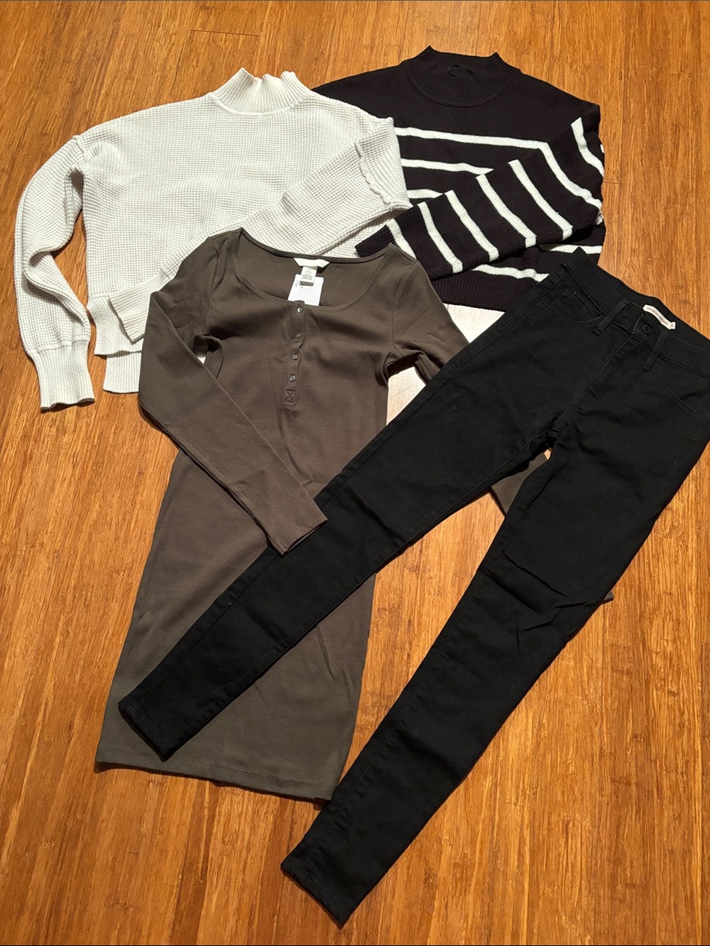 4pc Small Reseller Box-Minimalist Basics Wardrobe Capsule NWT H&M Levi Size 26